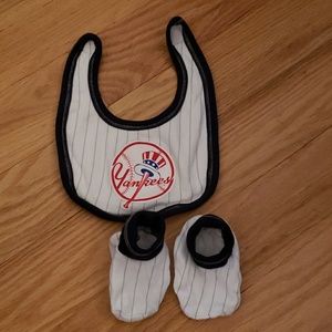 NY Yankees bib and bootie set